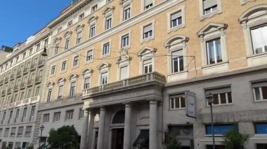 Roma sokaklarını, altında zarif kiliseler bulunan antik binalarla aydınlatacak canlı bir atmosfer ve otantik İtalyan mirasının ebedi cazibesi sunacak. Roma, İtalya 