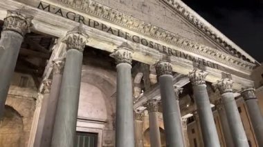 Chiesa di Sant Ignazio di Loyola ve turistlerin yanı sıra zengin boyalı tavan manzarası ve sokaktan görünen güzel dış görünüş. Roma, İtalya 11.27.2025