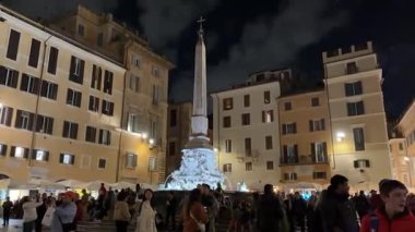 Chiesa di Sant Ignazio di Loyola ve turistlerin yanı sıra zengin boyalı tavan manzarası ve sokaktan görünen güzel dış görünüş. Roma, İtalya 11.27.2025