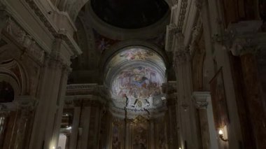Chiesa di Sant Ignazio di Loyola ve turistlerin yanı sıra zengin boyalı tavan manzarası ve sokaktan görünen güzel dış görünüş. Roma, İtalya 11.27.2025