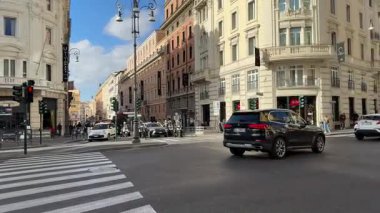 Roma sokaklarını, altında zarif kiliseler bulunan antik binalarla aydınlatacak canlı bir atmosfer ve otantik İtalyan mirasının ebedi cazibesi sunacak. Roma, İtalya 11.27.2025