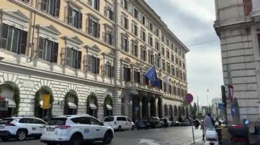 Roma sokaklarını, altında zarif kiliseler bulunan antik binalarla aydınlatacak canlı bir atmosfer ve otantik İtalyan mirasının ebedi cazibesi sunacak. Roma, İtalya 11.27.2025