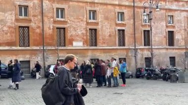 Roma sokaklarını, altında zarif kiliseler bulunan antik binalarla aydınlatacak canlı bir atmosfer ve otantik İtalyan mirasının ebedi cazibesi sunacak. Roma, İtalya 11.27.2025
