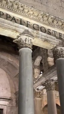 Chiesa di Sant Ignazio di Loyola ve turistlerin yanı sıra zengin boyalı tavan manzarası ve sokaktan görünen güzel dış görünüş. Roma, İtalya 11.27.2025