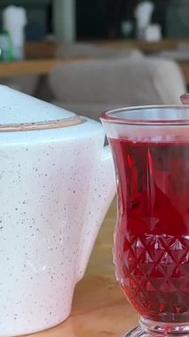 Masada bir fincan çay. Sıcak içecek. Limon ve nane yapraklı bir fincan çay. Yüksek kalite 4k görüntü