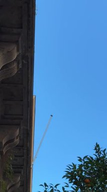 Roma sokaklarını, altında zarif kiliseler bulunan antik binalarla aydınlatacak canlı bir atmosfer ve otantik İtalyan mirasının ebedi cazibesi sunacak. Roma, İtalya 