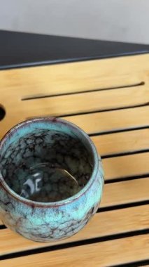 Türk çayı bardağa dökülür. Yüksek hızlı kameralı bir çaydanlık bardağıyla çekilmiş. Yüksek kalite 4k görüntü