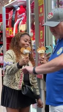 Roma sokaklarını, altında zarif kiliseler bulunan antik binalarla aydınlatacak canlı bir atmosfer ve otantik İtalyan mirasının ebedi cazibesi sunacak. Roma, İtalya 11.27.2025