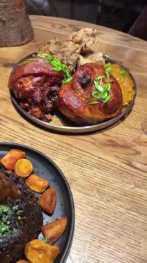 Restoranda öküz kuyruklu geleneksel İspanyol çorbası içmek. Kemiğe sığır eti konmuş.