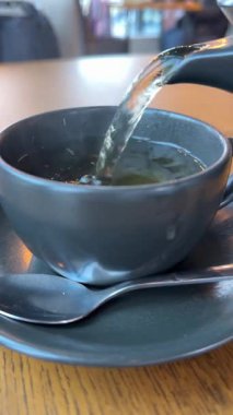 Turunçgil çayını yakın plan bardağa dolduruyorum. Nane ve portakallı taze bitki çayı, sağlıklı bir sabah, detoks içeceği. Yüksek kalite 4k görüntü