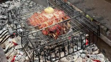 Hamburger ve ızgara ve ateşte tereyağlı et. Kızarmış hamburger eti. Ağır çekim, yakın çekim. Dışarıdaki piknik dışarıda ateşte kızartılıyor. Izgara ızgara. Meyveli köfte parti için kömürde pişirilir..