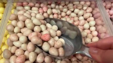 Bal kavrulmuş fıstık ezmesi stok görüntülerini yakından çek. Şeker kaplı fıstıklar.