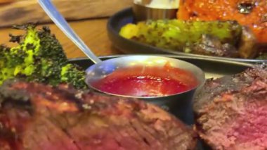 Kirazlı domatesli leziz ızgara biftek ve tabakta otlar. Yüksek kalite 4k görüntü