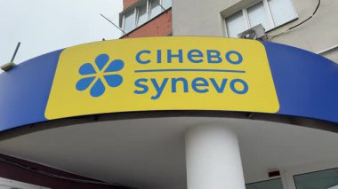 Doktor, hastanın eline güvenli kan alma prosedürü için turnike uyguluyor. Tıbbi Analiz Laboratuvarı için hastanın kanını alıyorum. Ukrayna 'ya Ovalanan Alkol, Vinnytsia 12.08.2025 