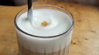 Dalgona kahve yapma süreci. Buzlu süt ve köpüklü kremalı kahve. Köpüklü kahve.