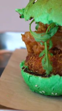 Fast food restoranında ahşap masada servis edilen lezzetli hamburgerli yeşil çörek ve patates kızartması. Yüksek kalite 4k görüntü