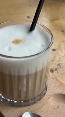 Krem şanti, tarçın tozu ve karamel sosuyla kaplı bir fincan kapuçino. Yüksek kalite 4k görüntü