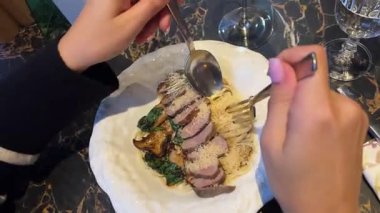 Erişteyi üzerine dökmeye çalışmak ve kameraya taşımak, internetteki en popüler modern geçişlerden biri. Yüksek kalite 4k