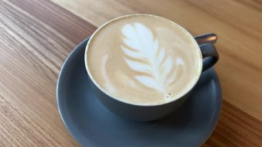 Lezzetli köpüklü sıcak latte. Yüksek kalite 4k görüntü