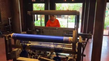 Hoi yakınlarındaki bir ipek köyde ipek dokuma iplikleri ören yerli kadınlar el yapımı kumaş kültür mirasını gösteren Vietnam 'da 12.12.2025 Vietnam Hoi