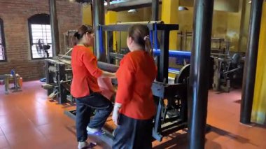 Vietnam 'daki Hoi An İpek Köyü' nde kadınlar çalışıyor. Geleneksel dokuma tezgahları üzerinde ipek iplikler ve kumaşlar örüyorlar. Orijinal el yapımı tekstil süreci sunuyorlar.