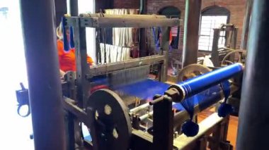 Vietnam 'daki Hoi An İpek Köyü' nde kadınlar çalışıyor. Geleneksel dokuma tezgahları üzerinde ipek iplikler ve kumaşlar örüyorlar. Orijinal el yapımı tekstil süreci sunuyorlar.