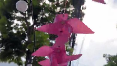 Fırıldak Rüzgarı Renkli Gökkuşağı Renkleri Dönen Dönen Dönme Bahçesi. Yüksek kalite 4k görüntü