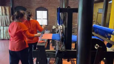 Yerel kadınlar, Vietnam 'daki Hoi An İpek Köyü' ndeki ahşap dokuma tezgahlarında doğal ipek dokuma yapıyorlar. Geleneksel zanaat ve otantik tekstil ürünleri sunuyorlar. Vietnam Hoi 12.12.2025