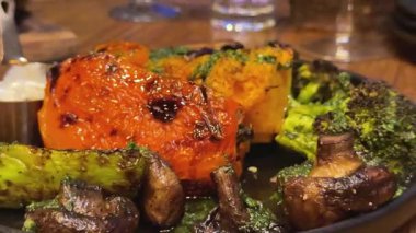 Etli atıştırmalıklar, sosis, patates kızartması, çıtırtı ve bira. Yüksek kalite 4k görüntü