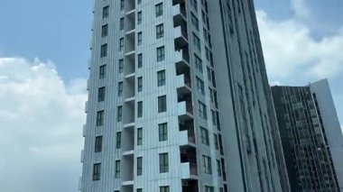 Bangkok Tayland 'da taşınan araba vitrinleri, yüksek gökdelenleri, işlek yolları ve modern şehir mimarisini gözler önüne seriyor ve ölçeği ve enerjiyi yakalıyor. Asya metropolü.