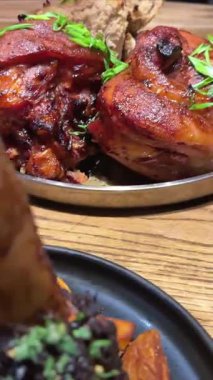 Biberiyeli kuzu pirzolası, ızgara sebze ve üzerine bol soslu kuzu eti sosu dökülüyor. Yüksek kalite 4k görüntü