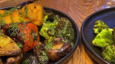 Ahşap Masada Rustik Kızarmış Sebze Tabağı. Yüksek kalite 4k görüntü