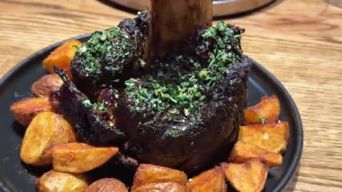 Biberiyeli kuzu pirzolası, ızgara sebze ve üzerine bol soslu kuzu eti sosu dökülüyor. Yüksek kalite 4k görüntü