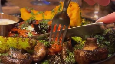 Izgara sebzeli rosto ve servis tepsisinde taze otlar. Yüksek kalite 4k görüntü