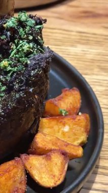 Lezzetli Gulaş ve Şefkatli Biftek ve Sebze Kasesi. Yüksek kalite 4k görüntü