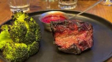 Brokoli ve domatesli ızgara domuz bifteği, koyu arkaplan. Yüksek kalite 4k görüntü