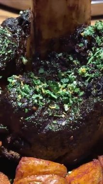 Kızarmış domuz jambonu, patates, lahana ve domuz budu mastard Alman Bavyera yemeğiyle kızartılmış domuz budu. Yüksek kalite 4k görüntü