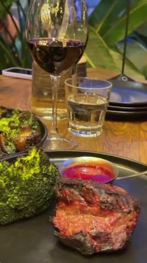 Brokoli ve domatesli ızgara domuz bifteği, koyu arkaplan. Yüksek kalite 4k görüntü