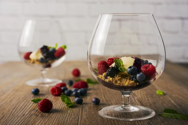 Karışık meyveli, seçici odak ile deconstructed cheescake