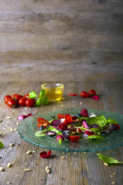 Mor havuç, seçici odak ile hafif sağlıklı salata