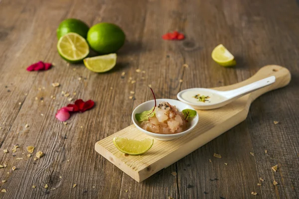 Kireç karides tartar buffalo mozzarella fondü, seçici odak ile