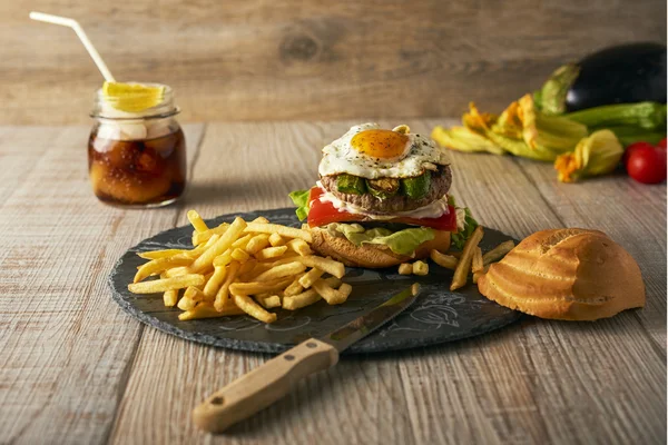 Hamburger patates kızartması, seçici odak ile