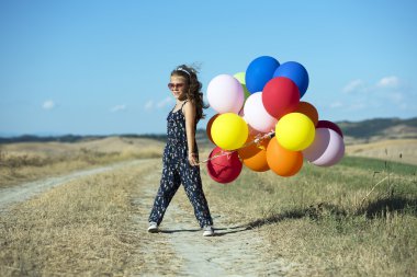 Balonlar ile kız
