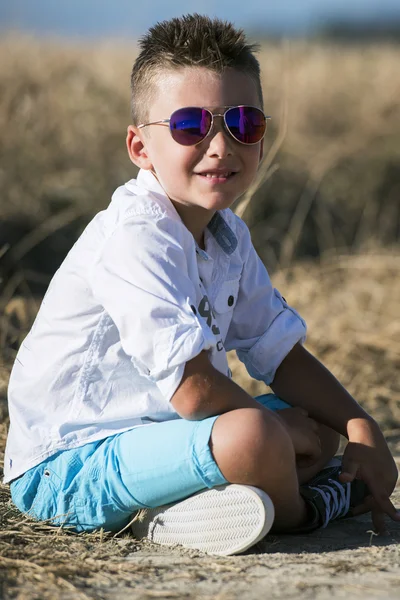 sevimli çocuk dışında oturan