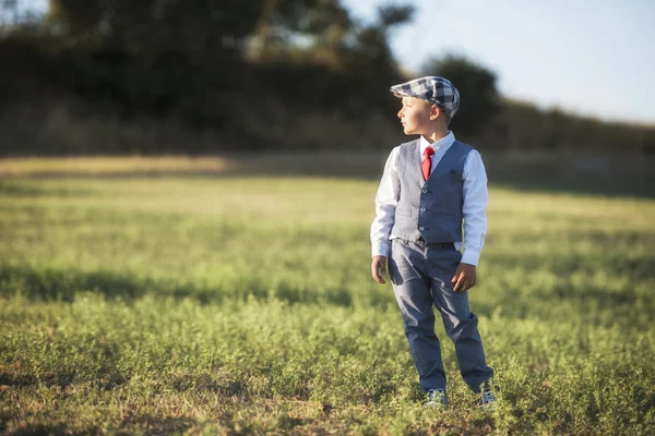 seçici odak alanında ayakta şık giyimli erkek