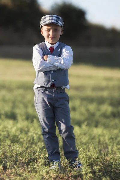 çapraz kolları, seçici odak olan alanda bir çocuk