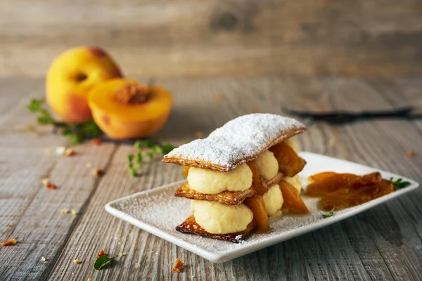 lezzetli şeftali milföy ahşap arka planda selectiv