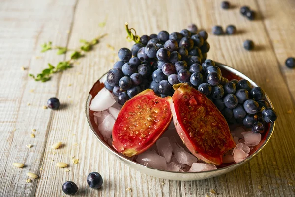 siyah üzüm ve Hint incir, seçici odak