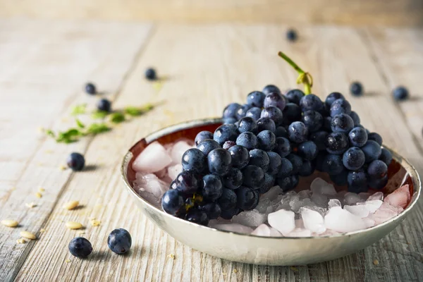 ezilmiş buz, seçici odak üstünde siyah üzüm