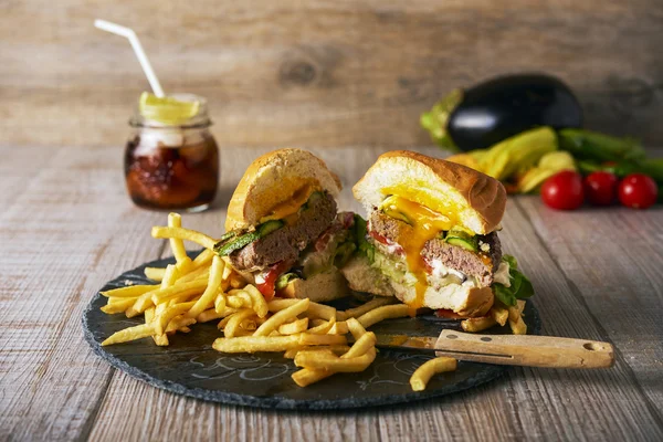 Смачний гамбургер з картоплею фрі, вибірковий фокус Ліцензійні Стокові Зображення